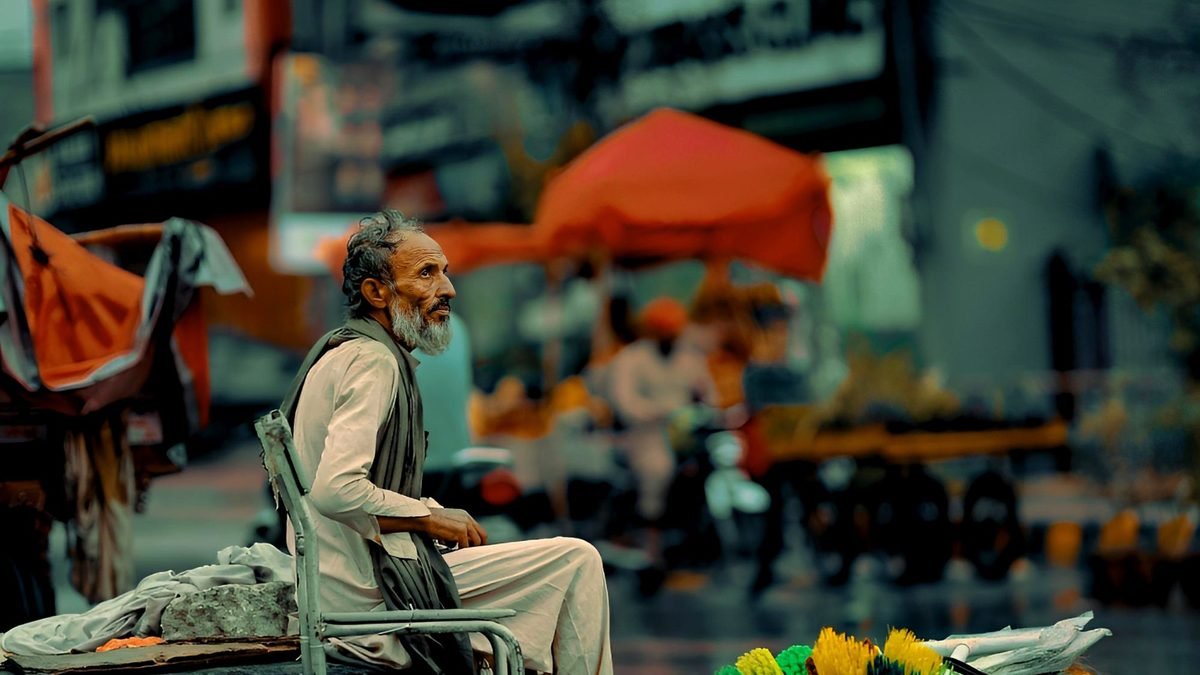 Karachi ke bazaar mein dukaan chalata hua business owner