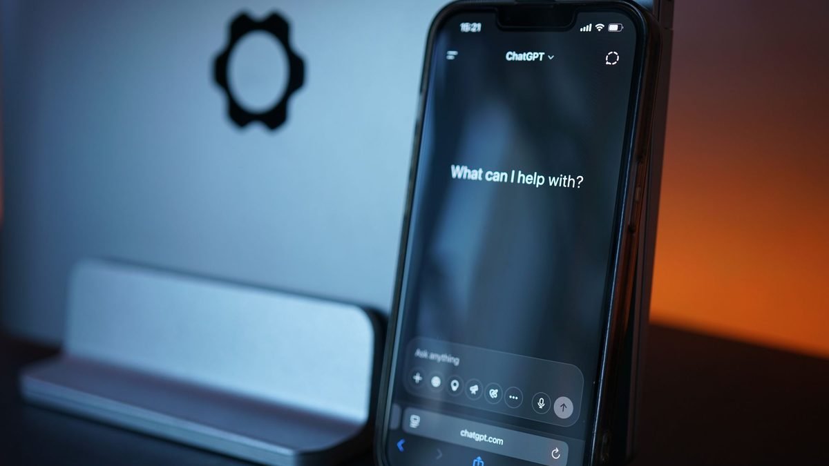 Laptop par AI chat assistant se sawal poochha ja raha hai