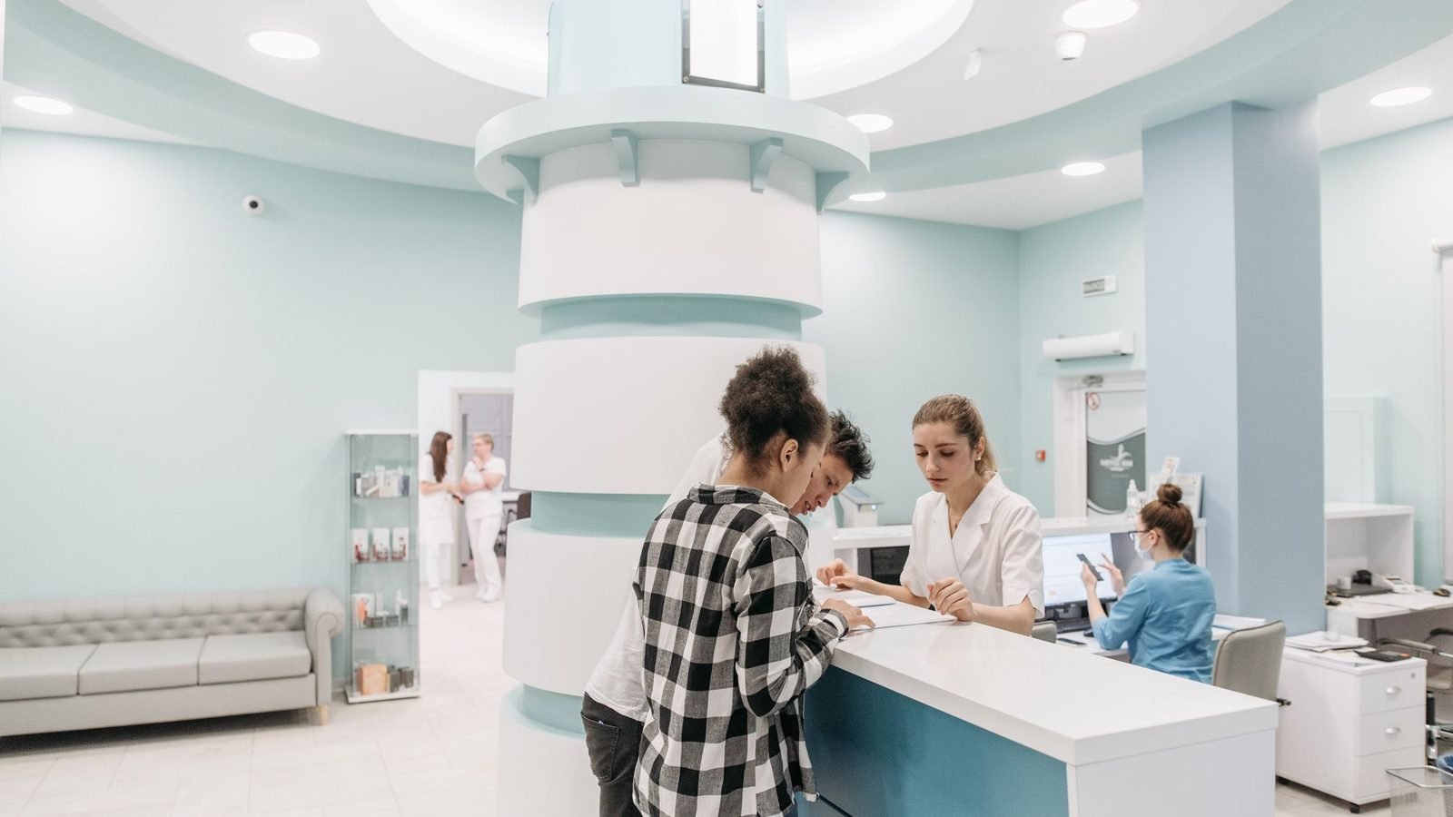 Family Care Clinic demo ke liye saaf, modern clinic ka interior