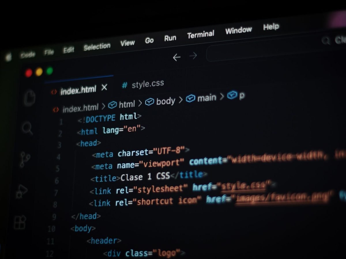 Codekaar ke development project ke dauran screen par saaf custom code