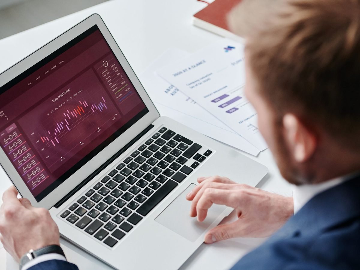 Laptop par advertising performance dashboard, campaign ke results ke saath